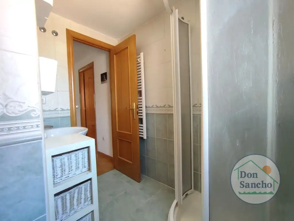 Baño de Casa adosada en venta en Viana de Cega con Calefacción, Jardín privado y Terraza
