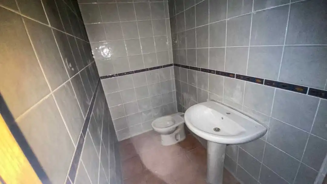 Bany de Casa adosada en venda en Tórtola de Henares amb Jardí privat, Terrassa i Balcó