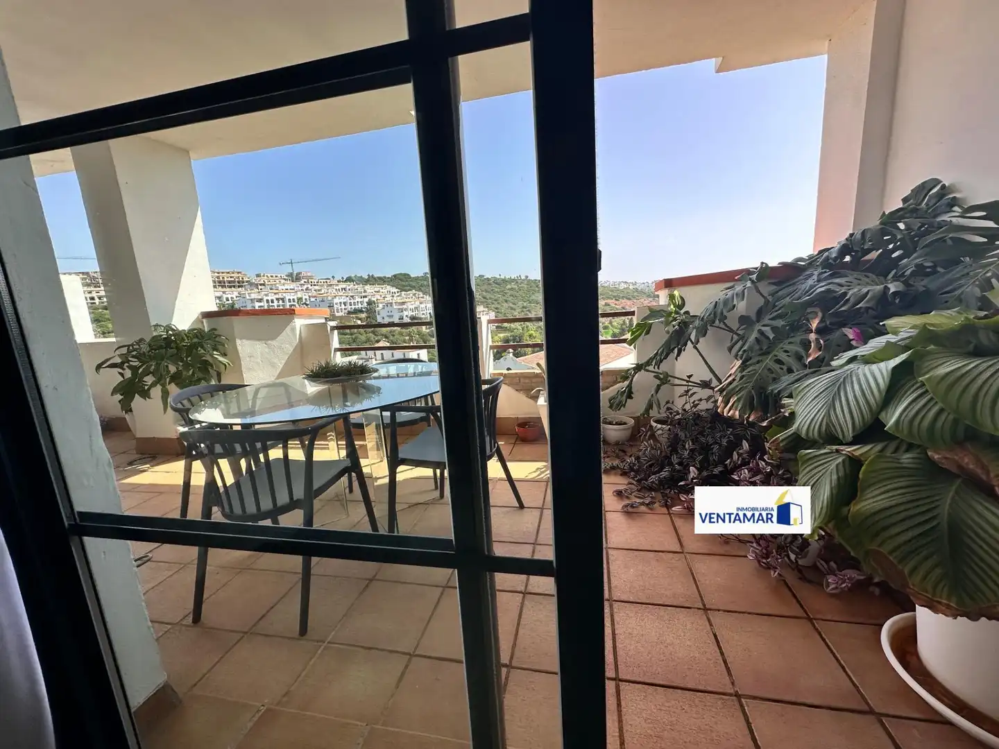 Terrasse von Erdgeschoss zum Verkauf in La Alcaidesa mit Klimaanlage, Heizung und Privatgarten