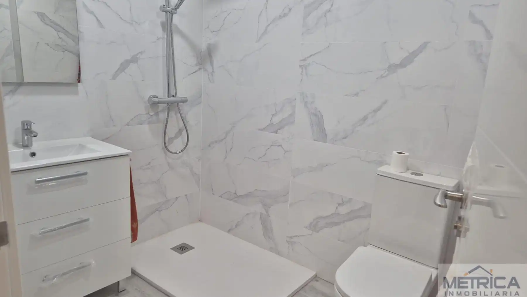 Badezimmer von Wohnungen zur Miete in Salamanca mit Klimaanlage, Heizung und Möbliert
