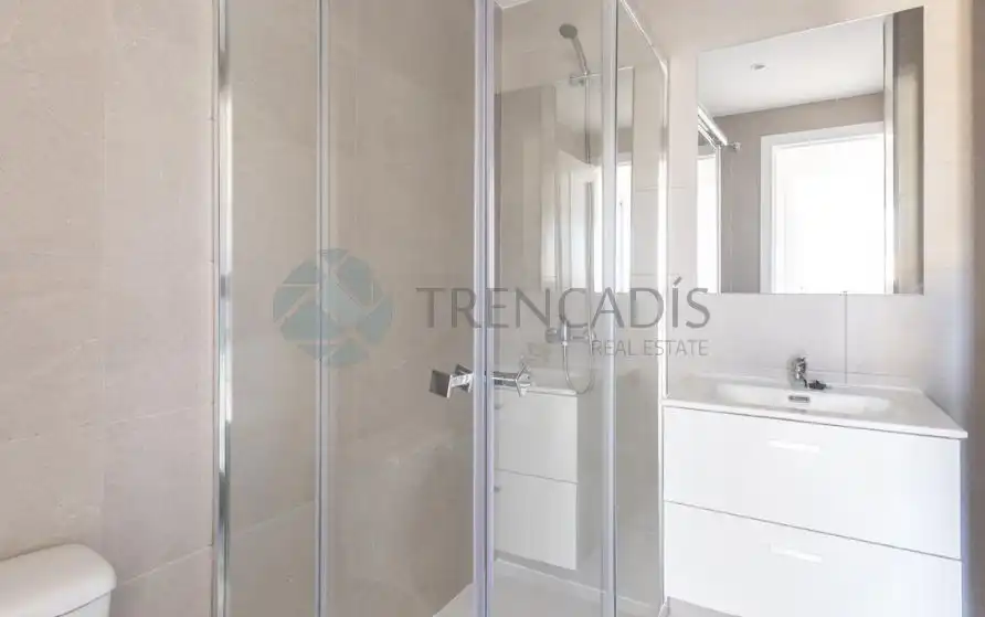 Bathroom of Flat for sale in Madrid