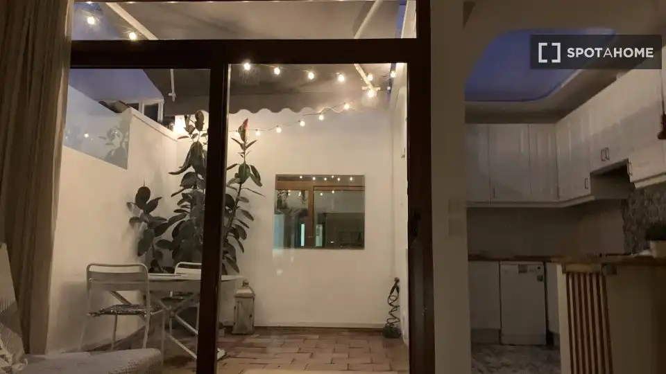 Flat for rent in Valencia  with Air Conditioner, Heating and Furnished