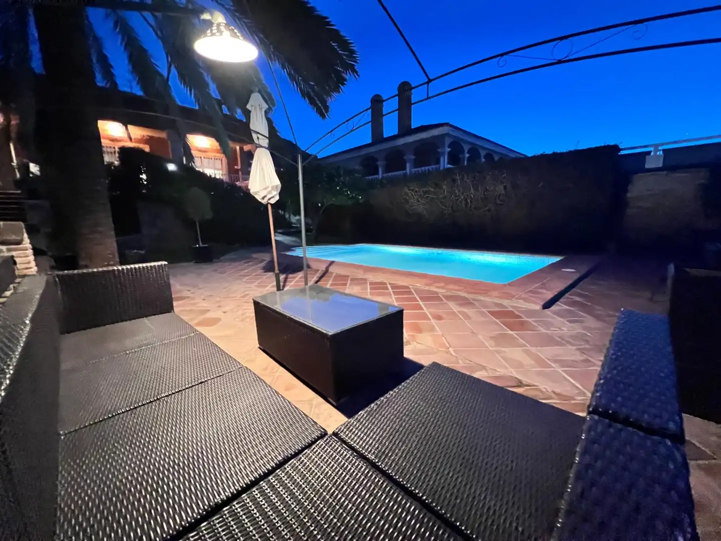 Vista exterior de Casa o xalet en venda en Alhaurín de la Torre amb Aire condicionat, Jardí privat i Terrassa