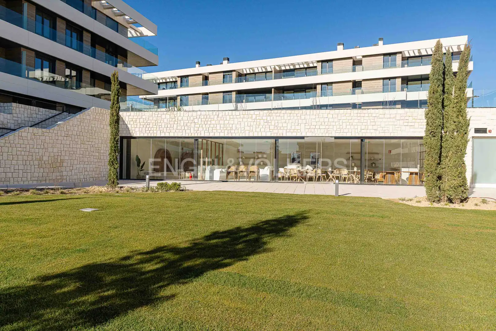 Außenansicht von Wohnung zur Miete in La Moraleja mit Klimaanlage, Heizung und Privatgarten