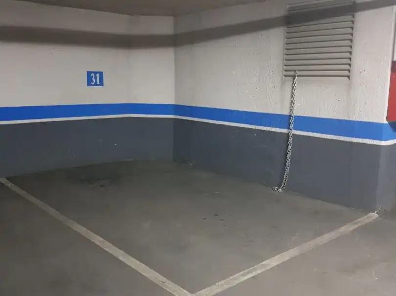 Parkplatz von Garage zur Miete in Madrid mit Alarm