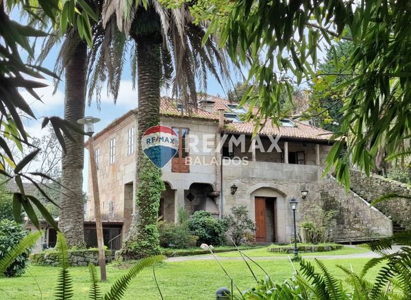 Vista exterior de Casa o xalet en venda en Pontevedra Capital  amb Calefacció, Jardí privat i Terrassa