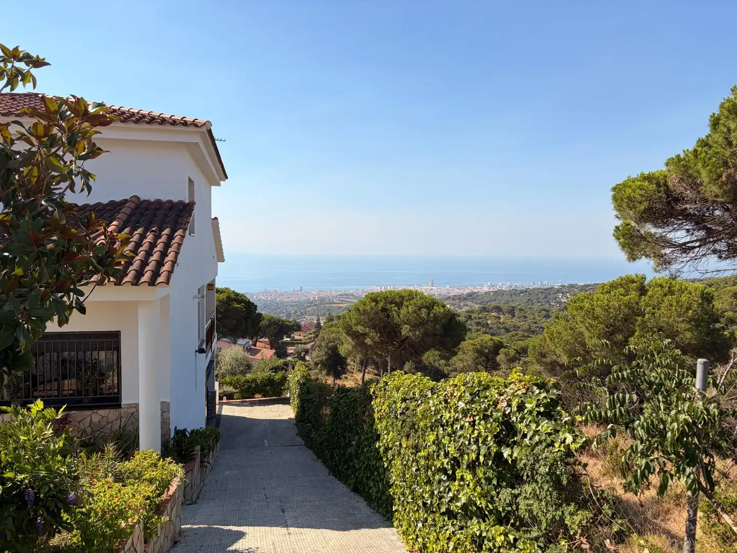 Vista exterior de Casa o xalet en venda en Mataró amb Calefacció, Terrassa i Traster