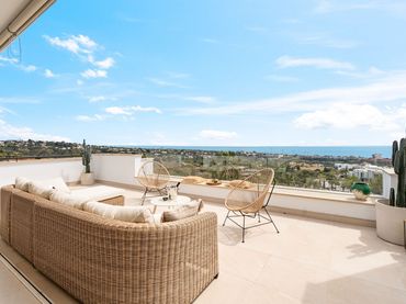 Casa pareada con piscina en venta en Urbanizacion los Altos de los Monteros 11