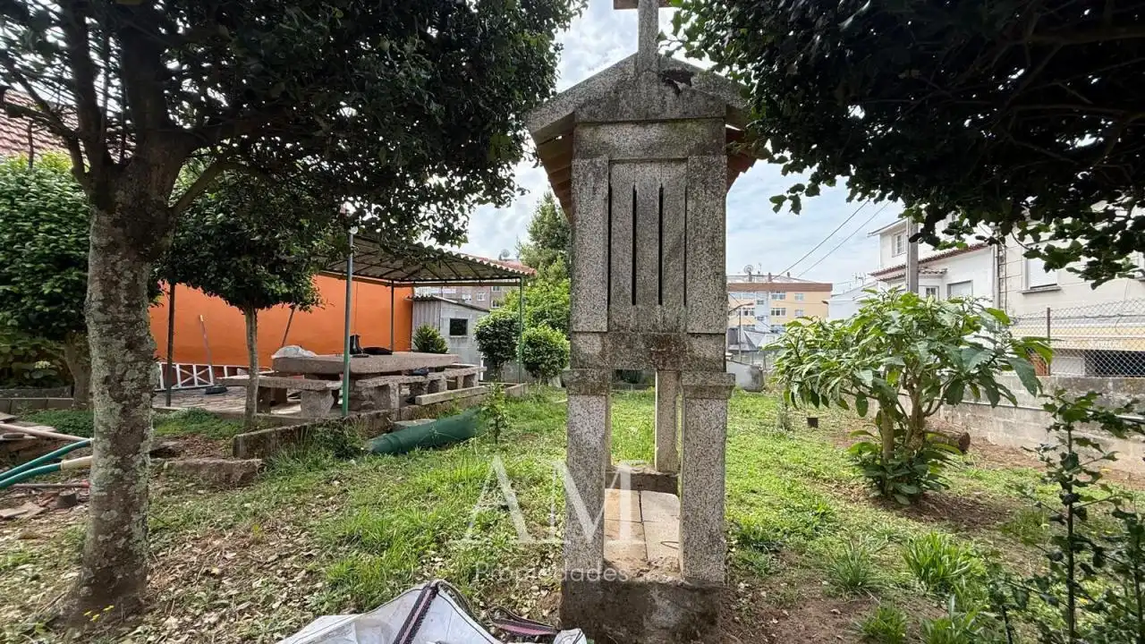 Casa adosada en venta en Vigo  con Calefacción, Jardín privado y Trastero