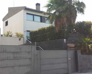 Vista exterior de Casa o xalet en venda en Sant Vicenç de Montalt amb Jardí privat i Piscina