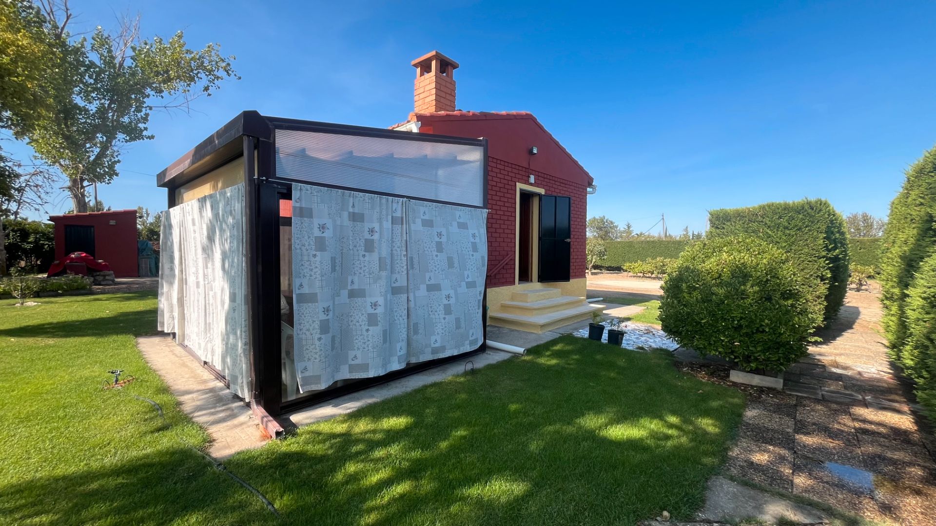 Vista exterior de Casa o xalet en venda en Dueñas amb Jardí privat i Moblat