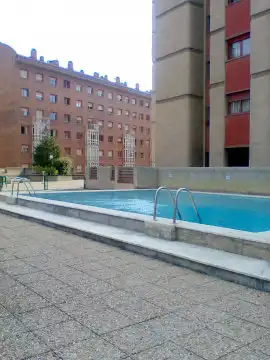 Schwimmbecken von Wohnungen zur Miete in  Pamplona / Iruña mit Heizung, Parkett und Terrasse