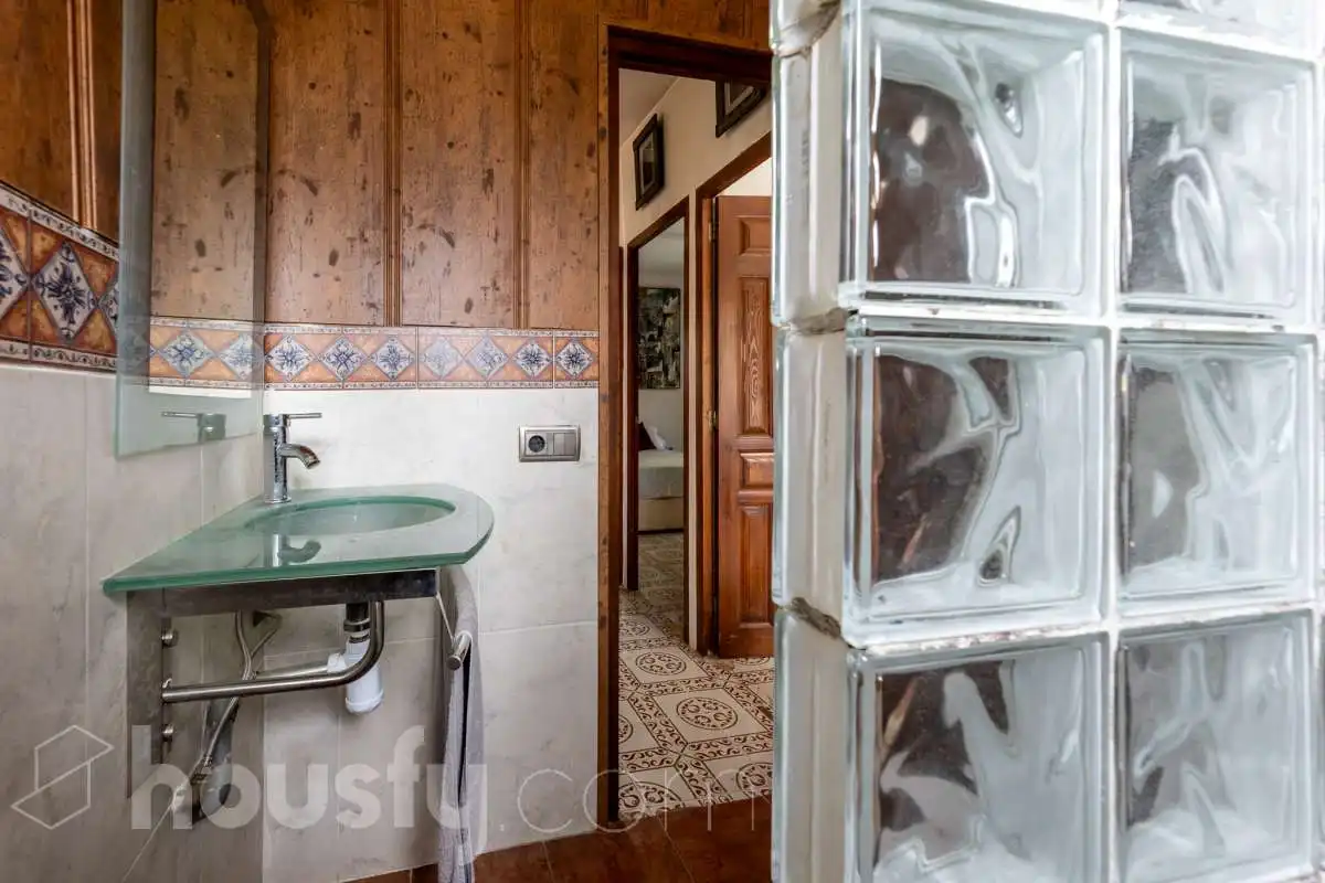 Bany de Casa o xalet en venda en Torrelles de Foix amb Aire condicionat, Calefacció i Jardí privat