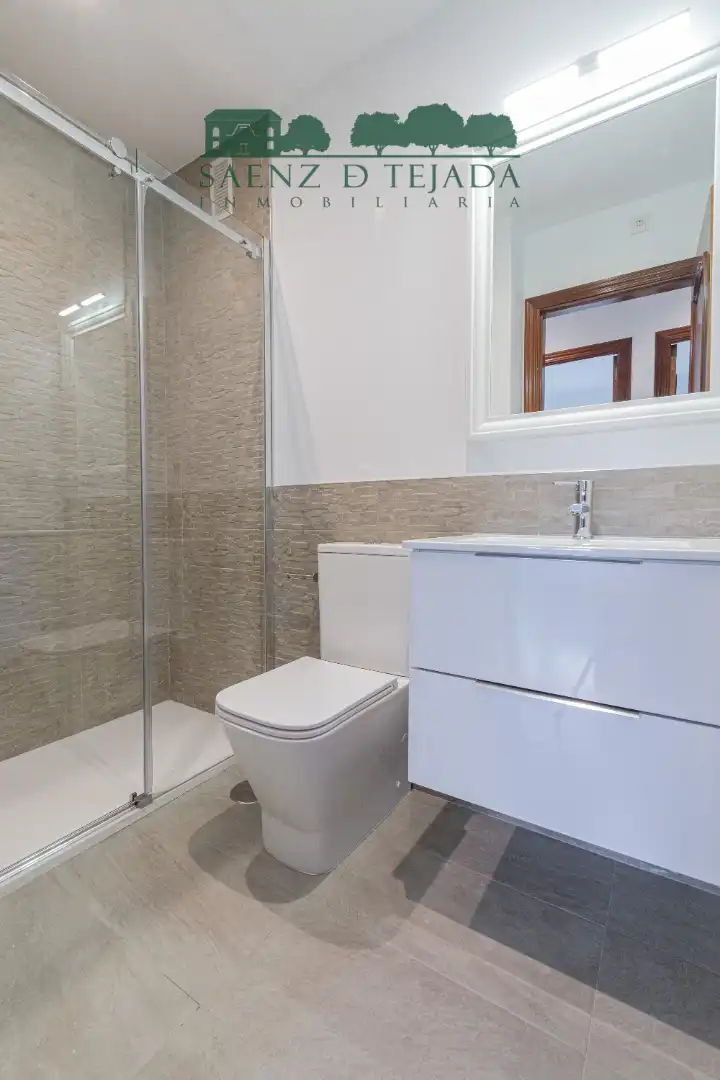 Bathroom of Flat for rent in Sevilla  with Air Conditioner, Storage room and Oven