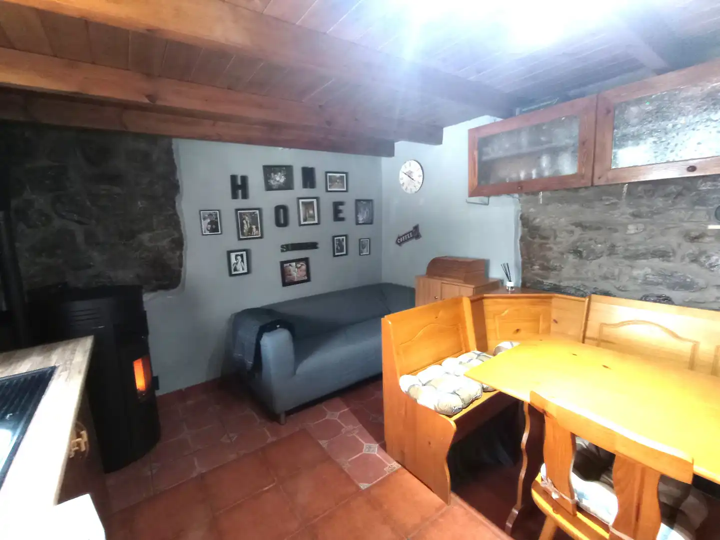 Wohnzimmer von Einfamilien-Reihenhaus zum Verkauf in Boca de Huérgano mit Heizung