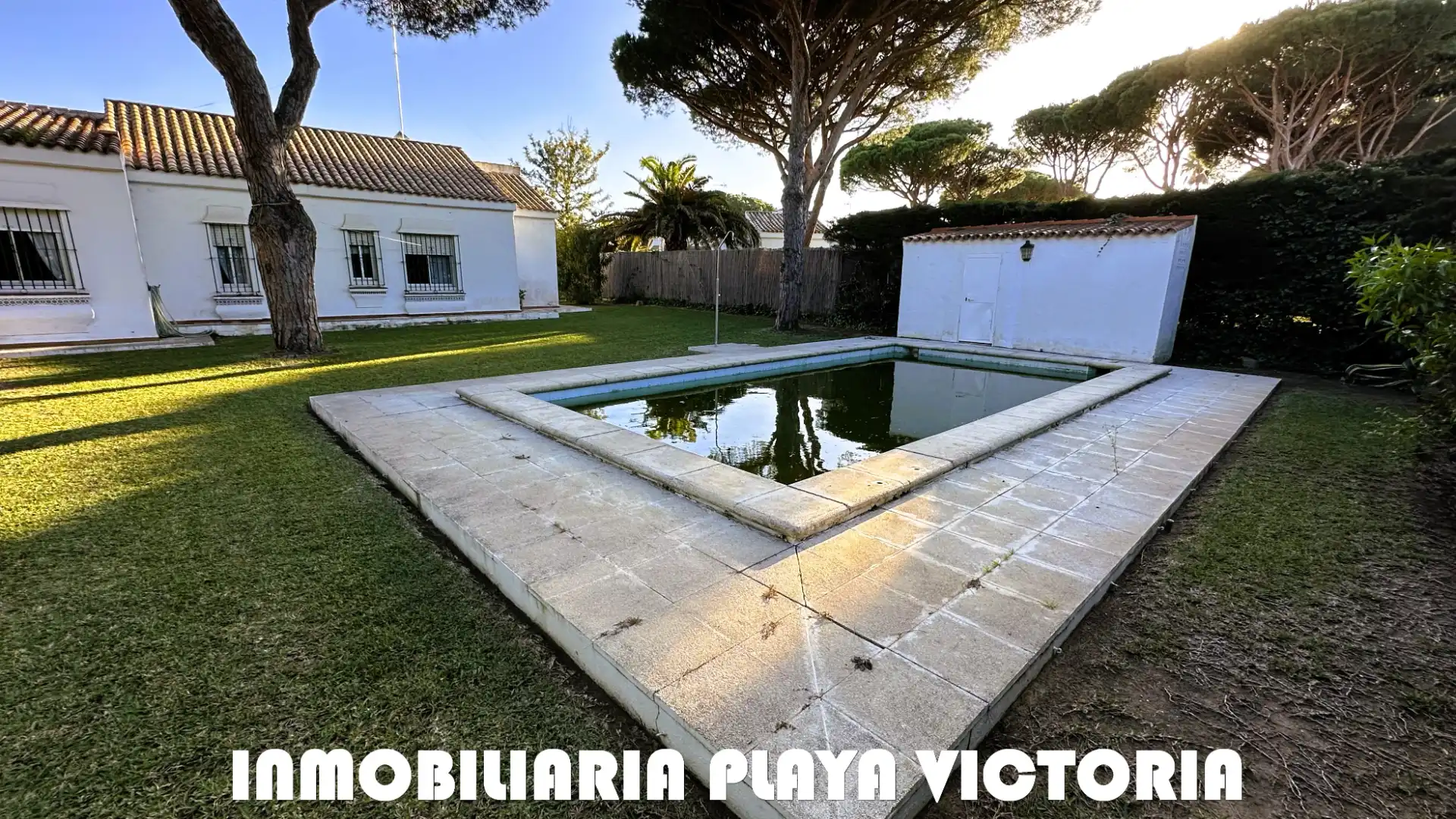 Vista exterior de Casa o chalet en venta en Conil de la Frontera con Aire acondicionado, Jardín privado y Piscina