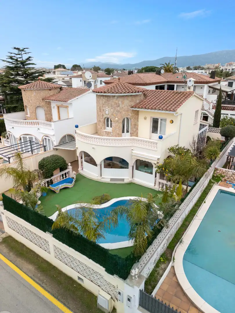 Casa con piscina en venta en Carrer de Sant Morí, imagen 3