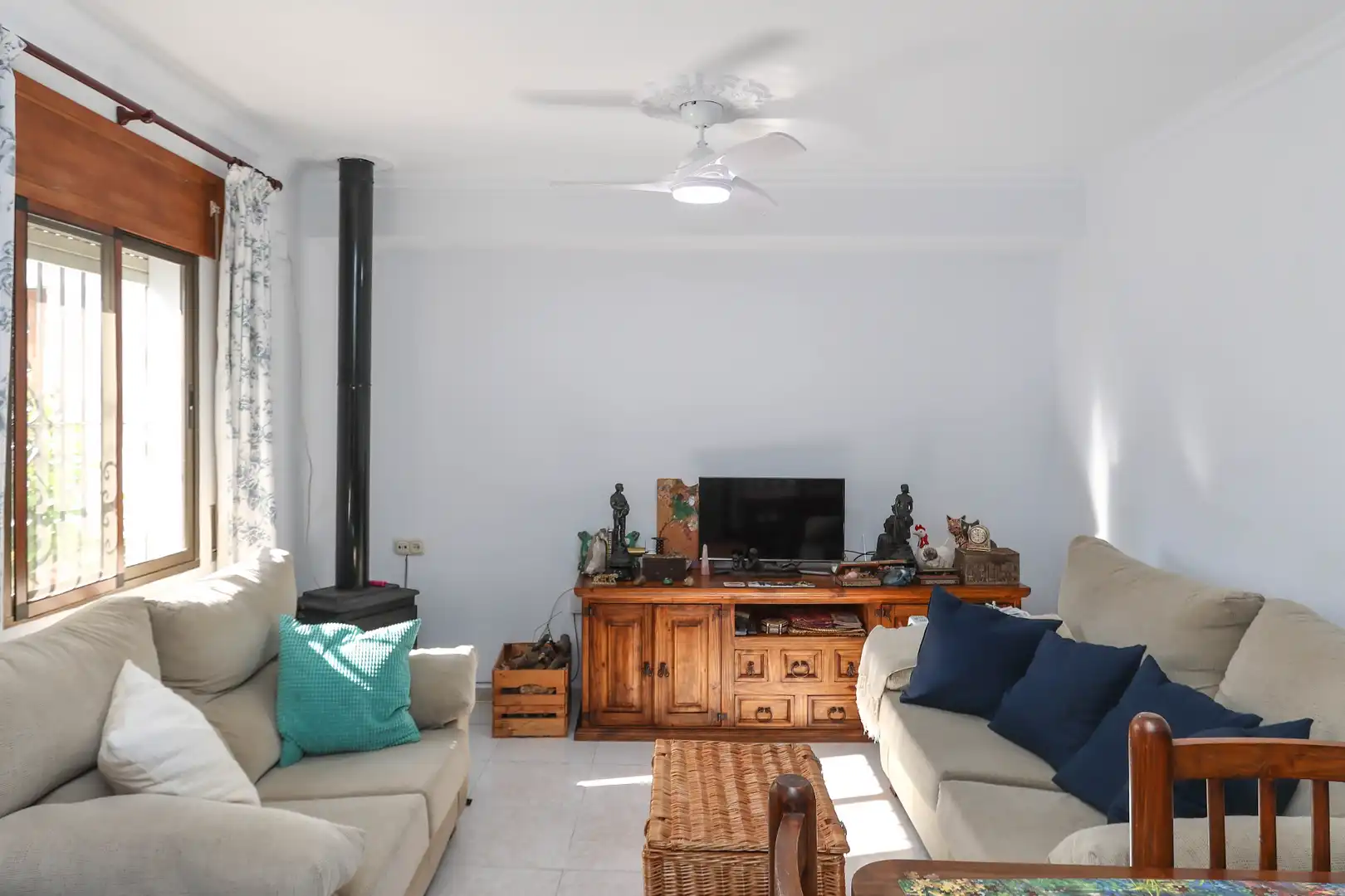 Sala d'estar de Casa adosada en venda en Yunquera amb Jardí privat