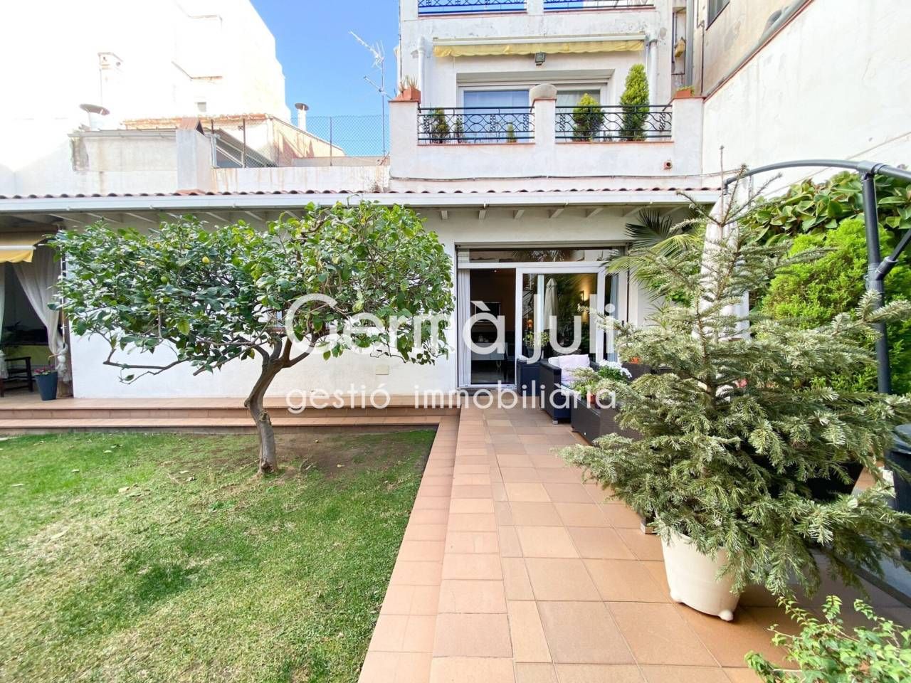 Exterior view of Single-family semi-detached for sale in Badalona  with Air Conditioner, Heating and Private garden