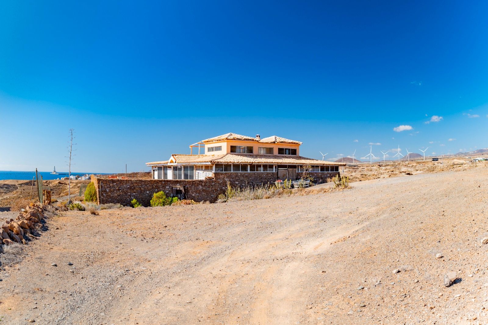 Vista exterior de Casa o xalet en venda en Arico amb Jardí privat, Terrassa i Piscina