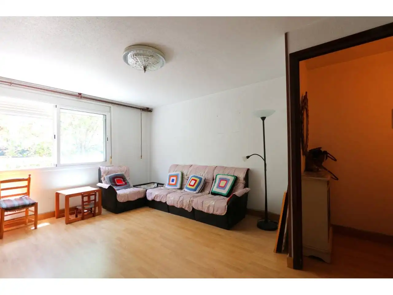 Sala de estar de Piso en venta en L'Hospitalet de Llobregat con Parquet, Trastero y Amueblado