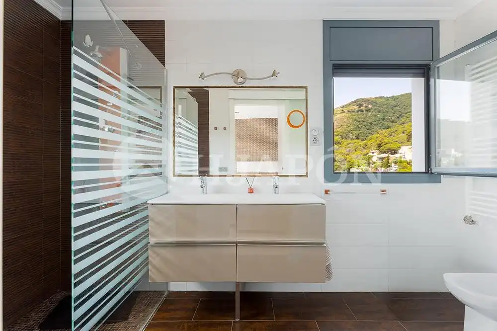 Bathroom of Houses for sale in Alella  with Heating, Private garden and Terrace