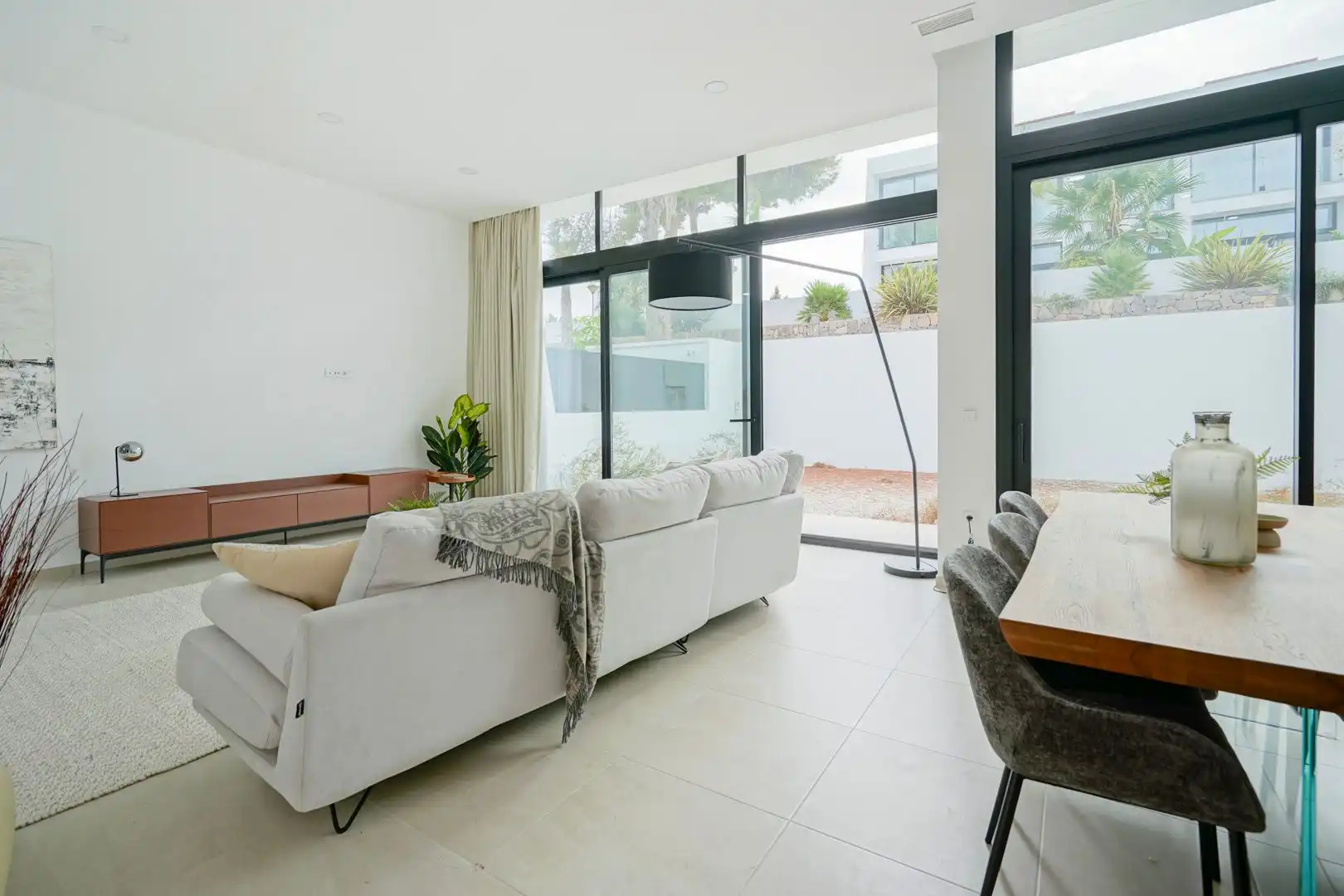 Sala d'estar de Casa adosada en venda en Calpe / Calp amb Aire condicionat, Calefacció i Jardí privat