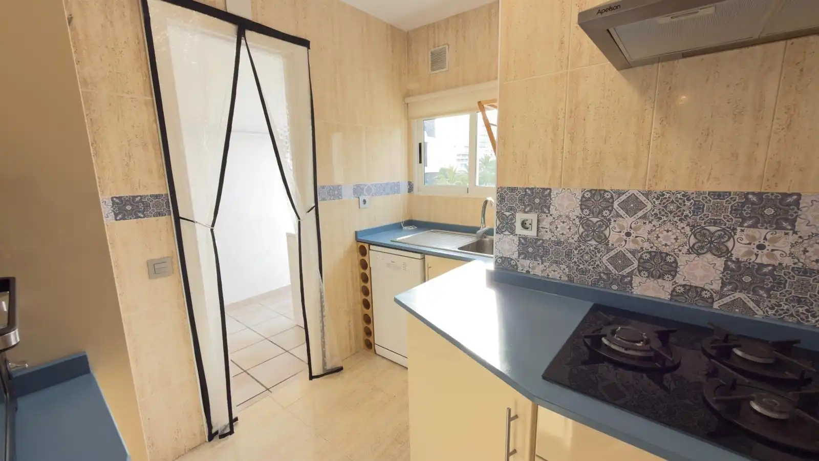 Küche von Wohnung zum Verkauf in Alicante / Alacant mit Klimaanlage, Heizung und Privatgarten
