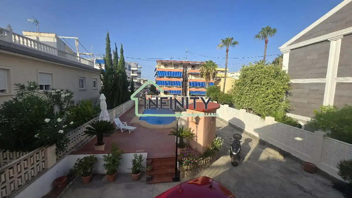 Vista exterior de Casa o xalet en venda en Oliva amb Aire condicionat, Terrassa i Traster