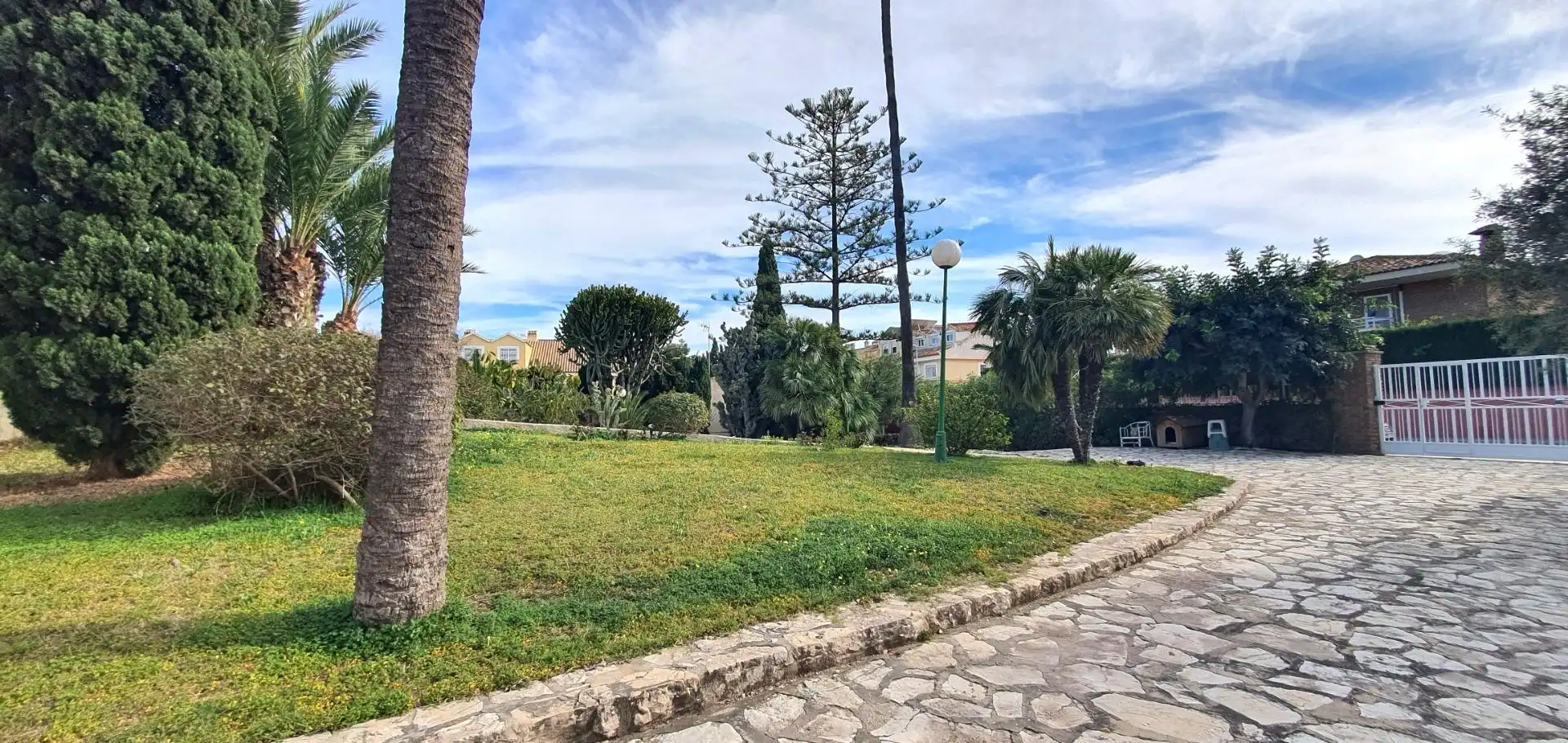 Vista exterior de Casa o xalet en venda en Sant Joan d'Alacant amb Aire condicionat, Calefacció i Jardí privat