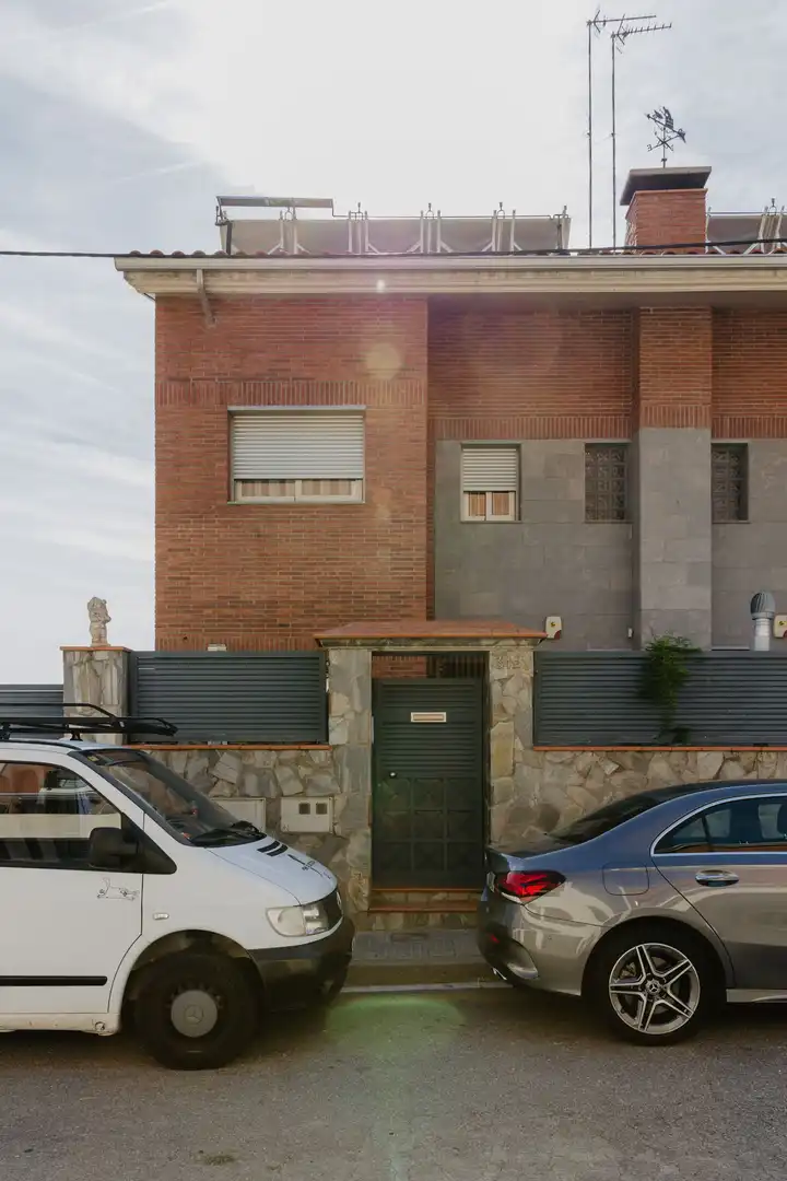 Exterior view of Houses for sale in Santa Coloma de Gramenet  with Air Conditioner, Heating and Private garden