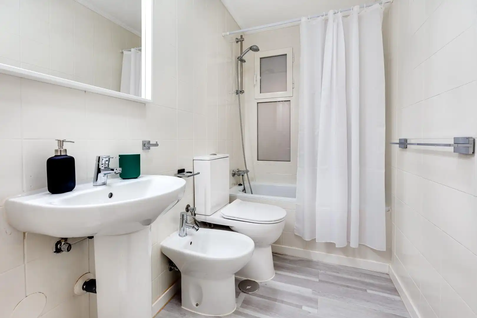Badezimmer von Wohnungen zur Miete in Torrevieja mit Klimaanlage, Heizung und Privatgarten