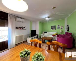 Sala d'estar de Casa o xalet en venda en Alagón amb Aire condicionat, Jardí privat i Terrassa