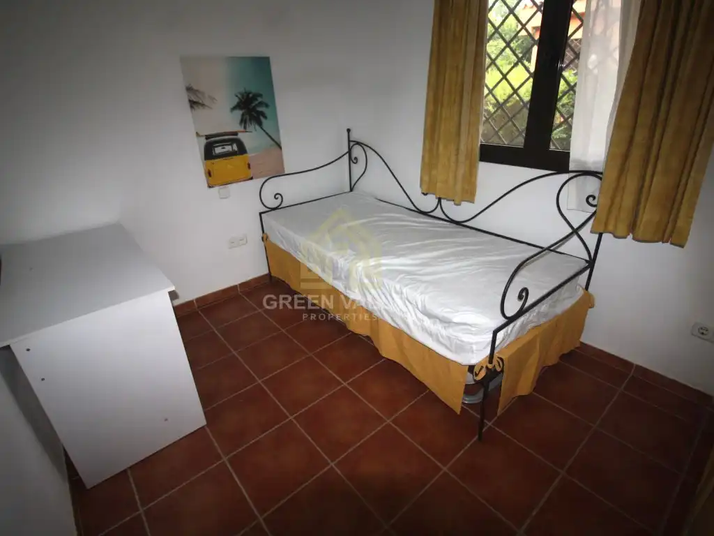 Schlafzimmer von Erdgeschoss zum Verkauf in La Alcaidesa mit Klimaanlage, Terrasse und Schwimmbad