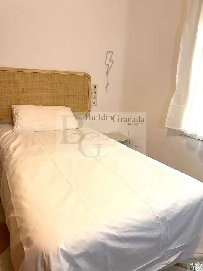 Habitación de Piso de alquiler en Granada con Terraza, Amueblado y Microondas