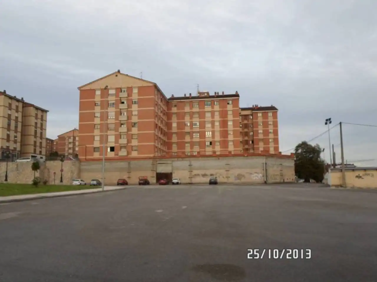 Vista exterior de Local en venta en Oviedo  con Parquet y Terraza