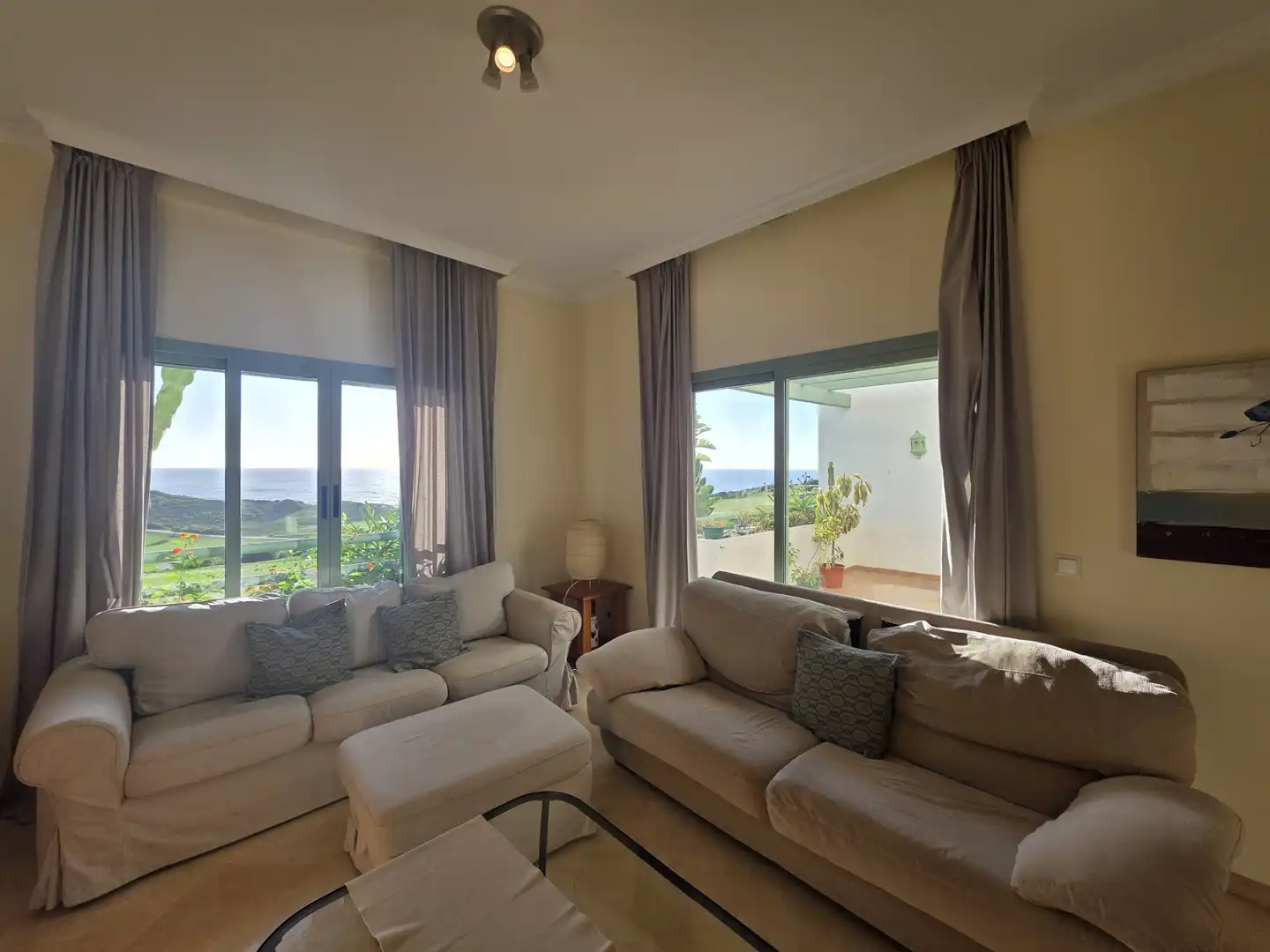Sala de estar de Planta baja en venta en La Alcaidesa con Aire acondicionado, Calefacción y Terraza