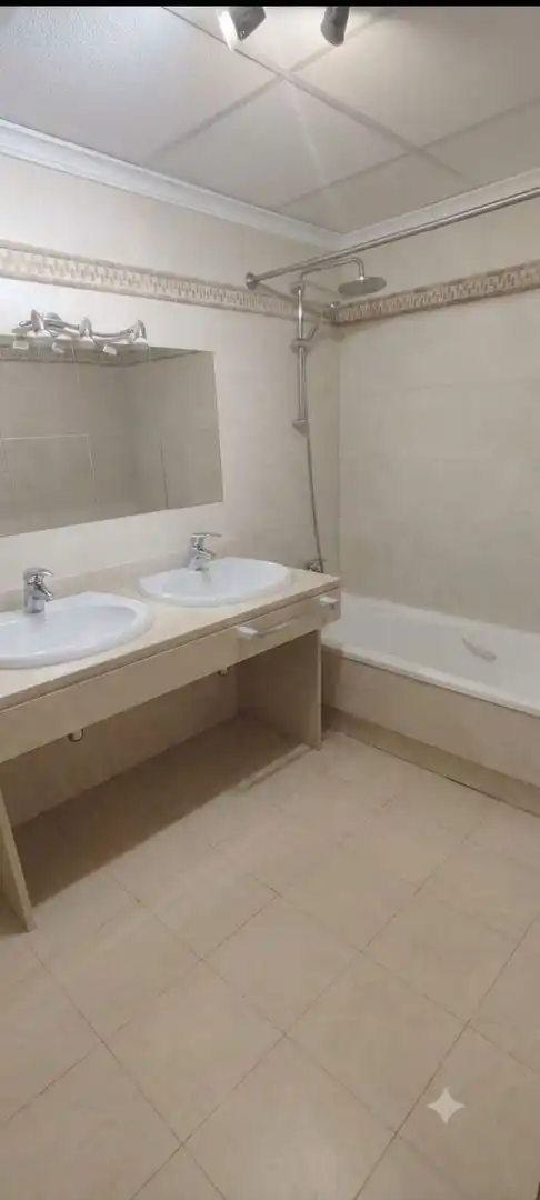Bany de Pis de lloguer en Albacete amb Aire condicionat, Calefacció i Traster