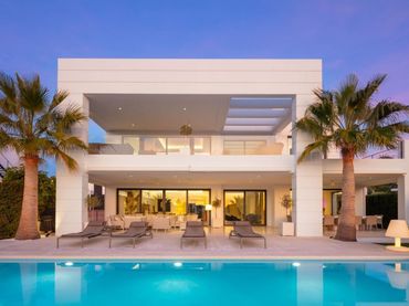 Villa mit Pool zum Verkauf in Nueva Andalucía