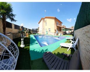 Piscina de Casa o xalet de lloguer en Hontanares de Eresma amb Calefacció, Jardí privat i Terrassa