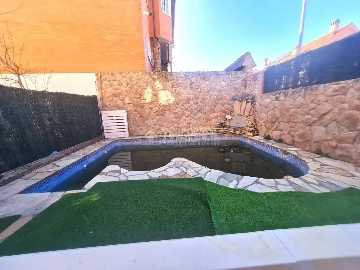 Piscina de Casa adosada en venda en Velilla de San Antonio