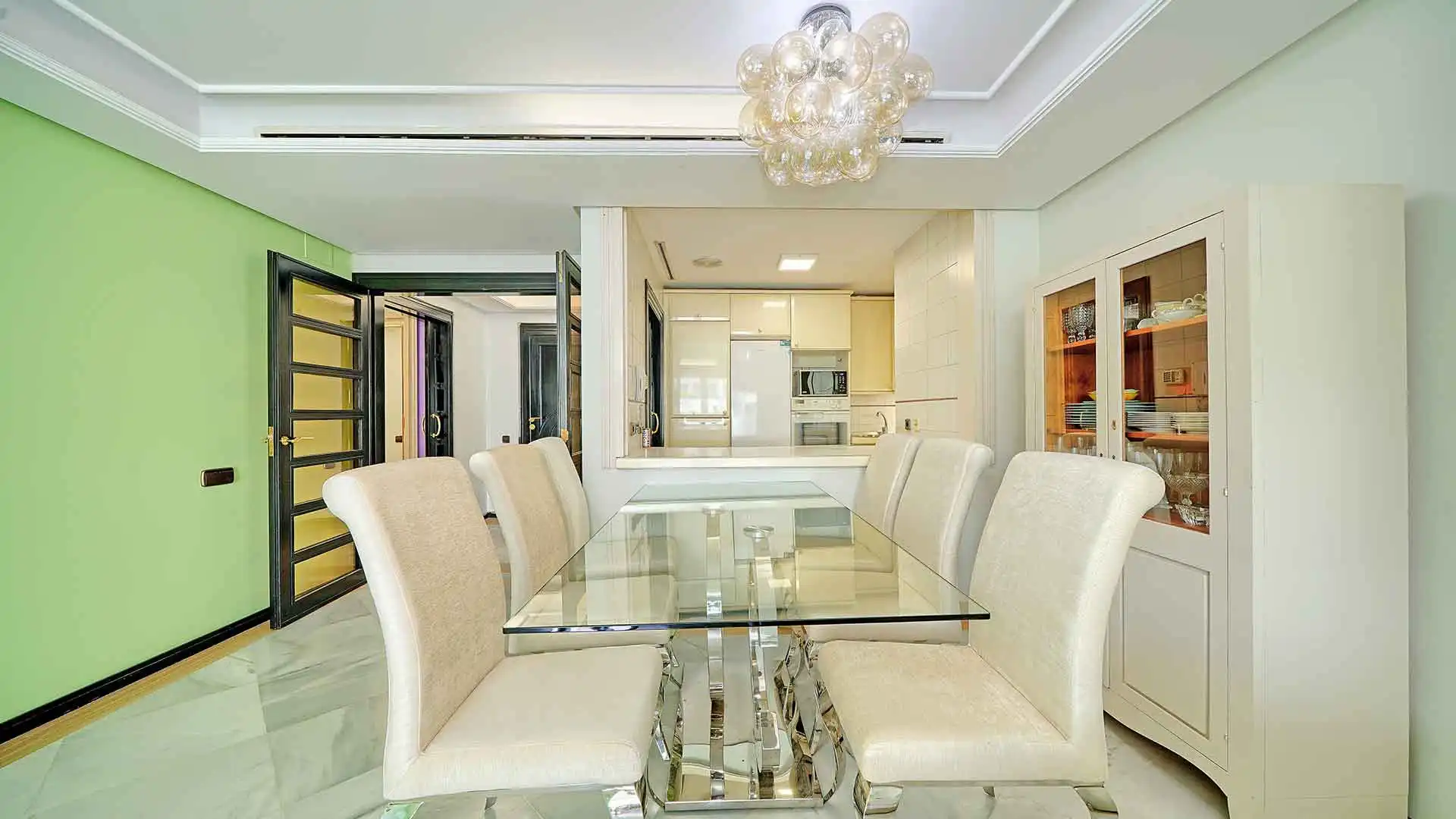 Menjador de Apartament en venda en Marbella amb Aire condicionat, Calefacció i Terrassa