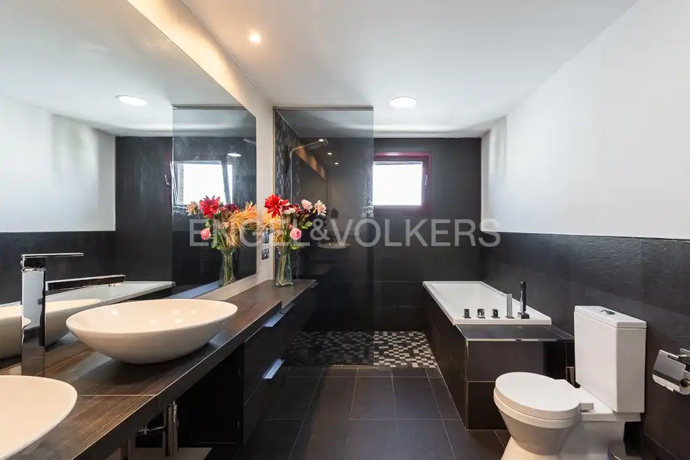 Bathroom of Houses for rent in Paterna  with Air Conditioner, Heating and Private garden