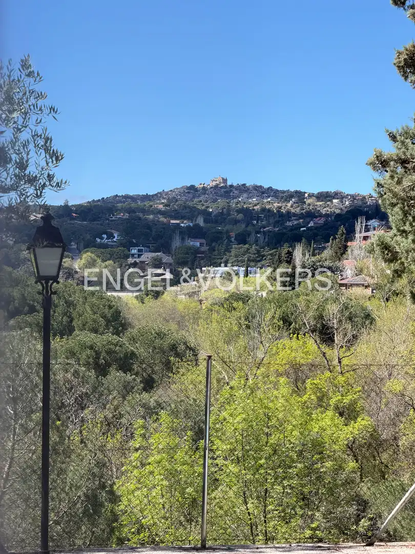 Vista exterior de Casa o xalet en venda en Las Rozas de Madrid amb Calefacció, Jardí privat i Piscina