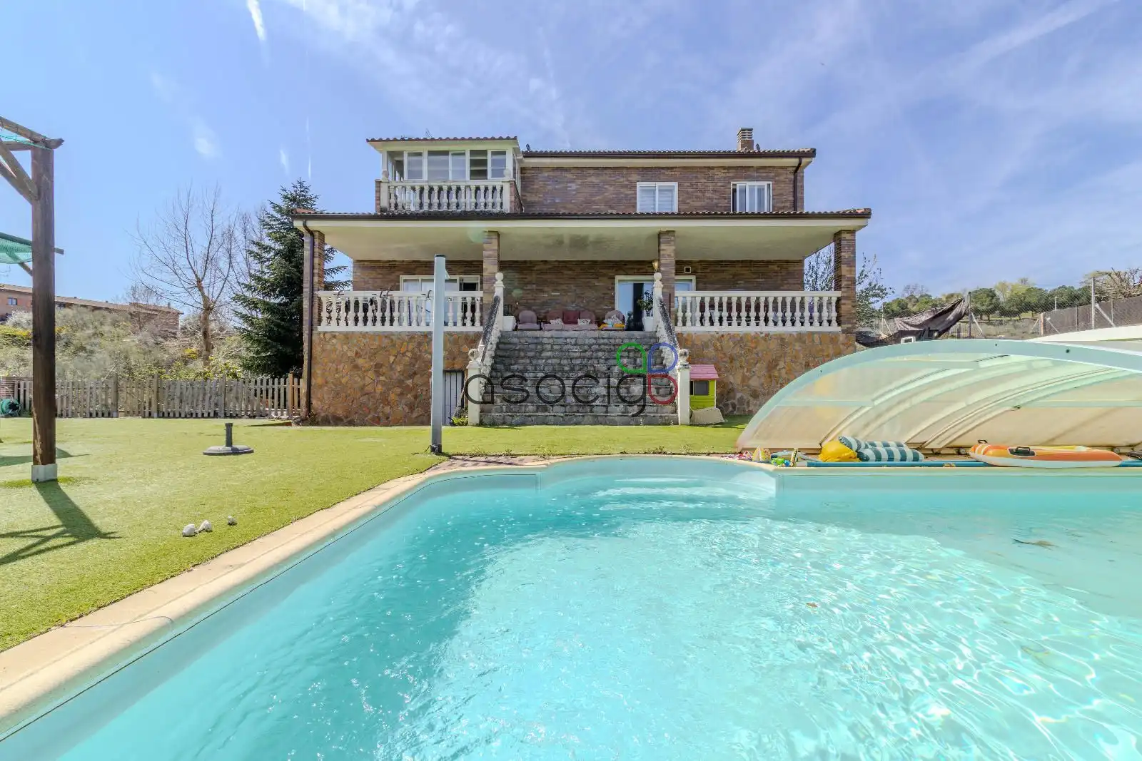Xalet amb piscina en venda a Valdehondillo