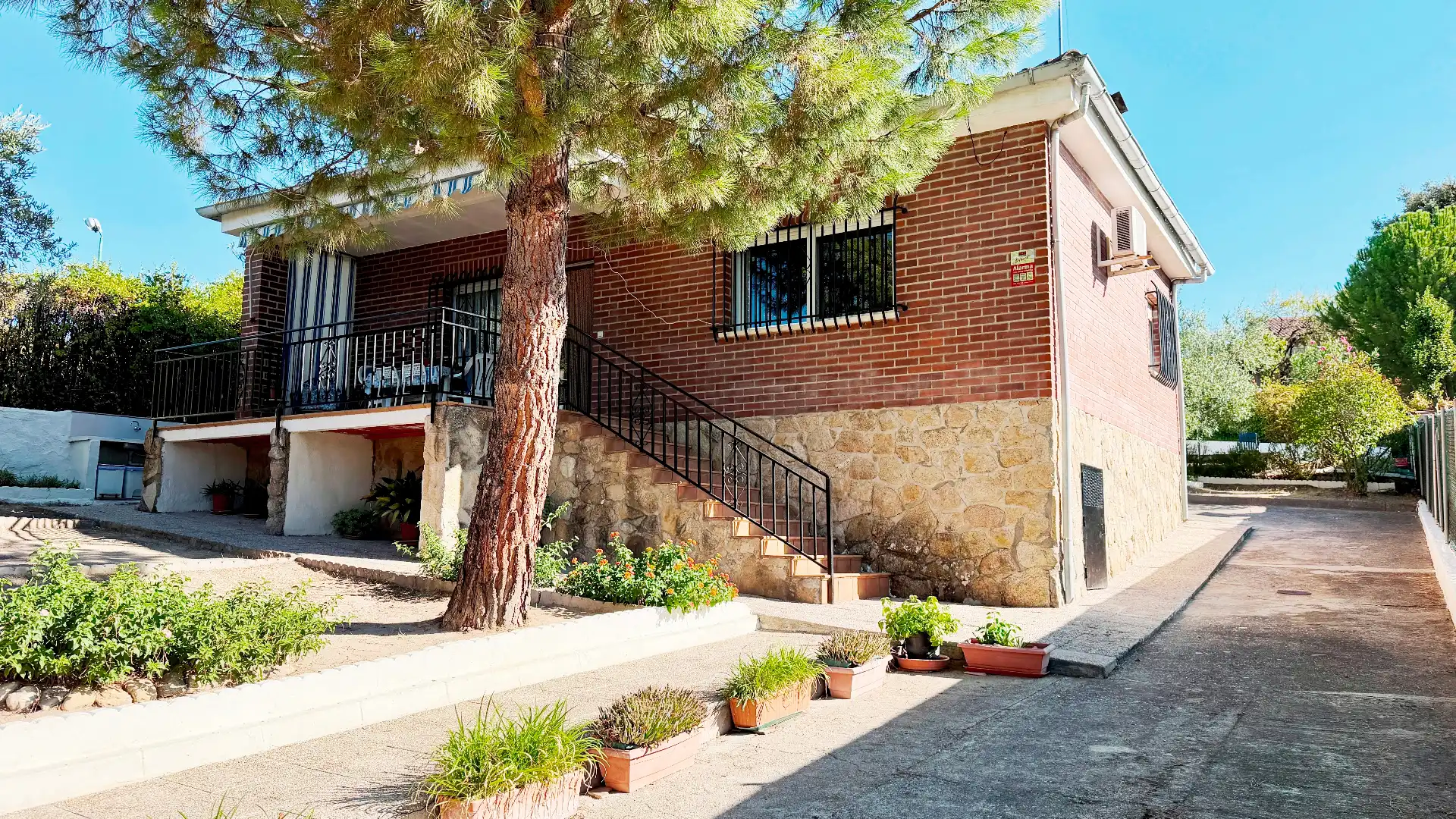Vista exterior de Casa o chalet en venta en Santa Cruz del Retamar con Aire acondicionado, Calefacción y Jardín privado