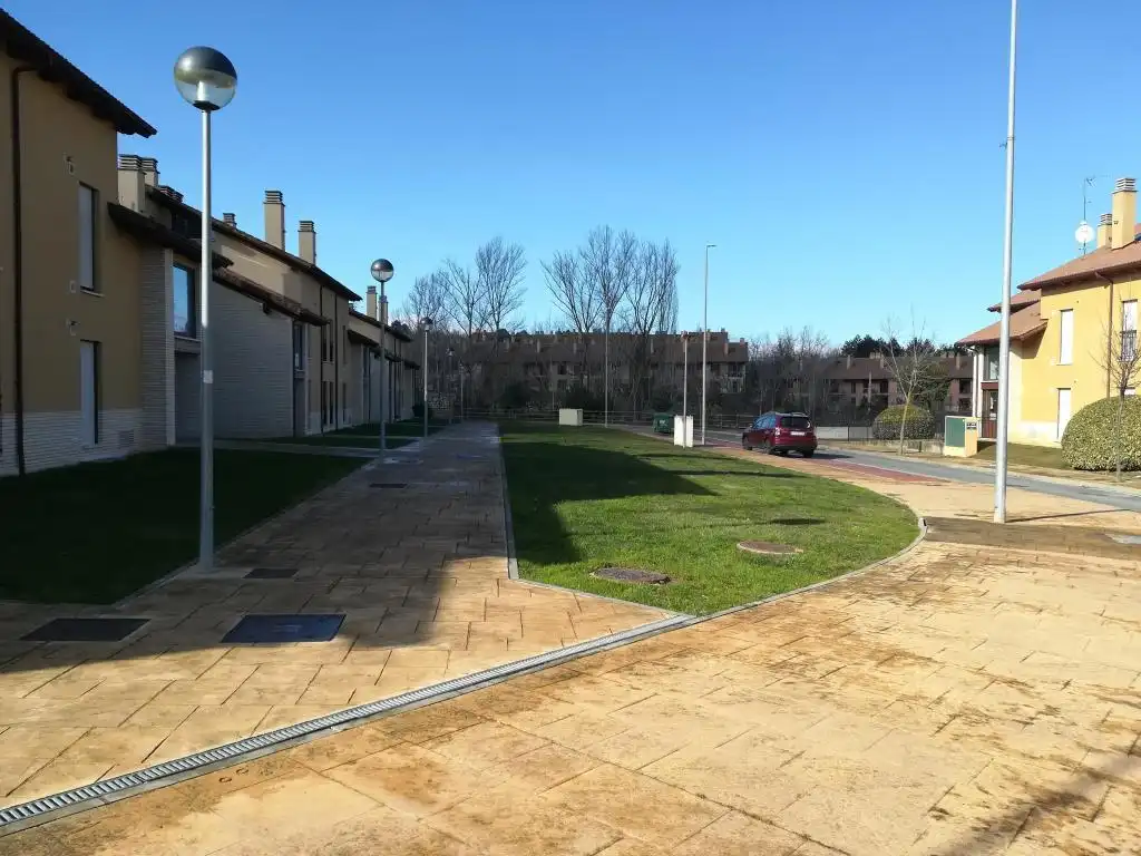Vista exterior de Edificio en venta en Sojuela