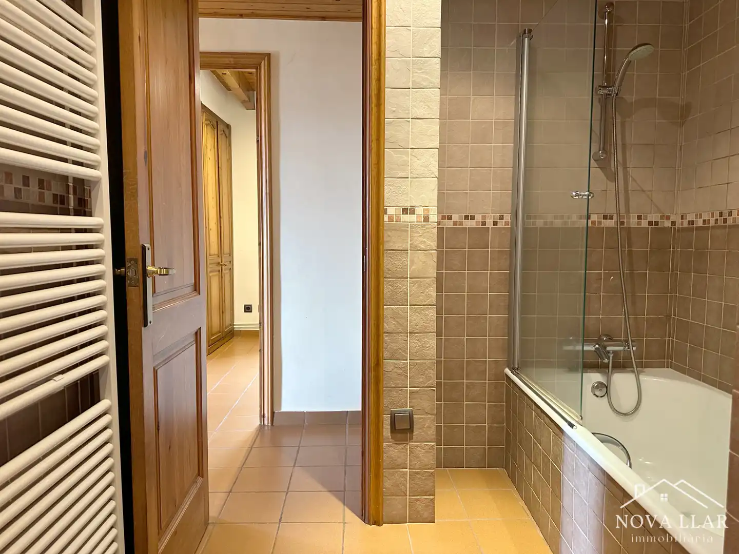 Badezimmer von Einfamilien-Reihenhaus zum Verkauf in Vilallonga de Ter mit Heizung, Privatgarten und Terrasse