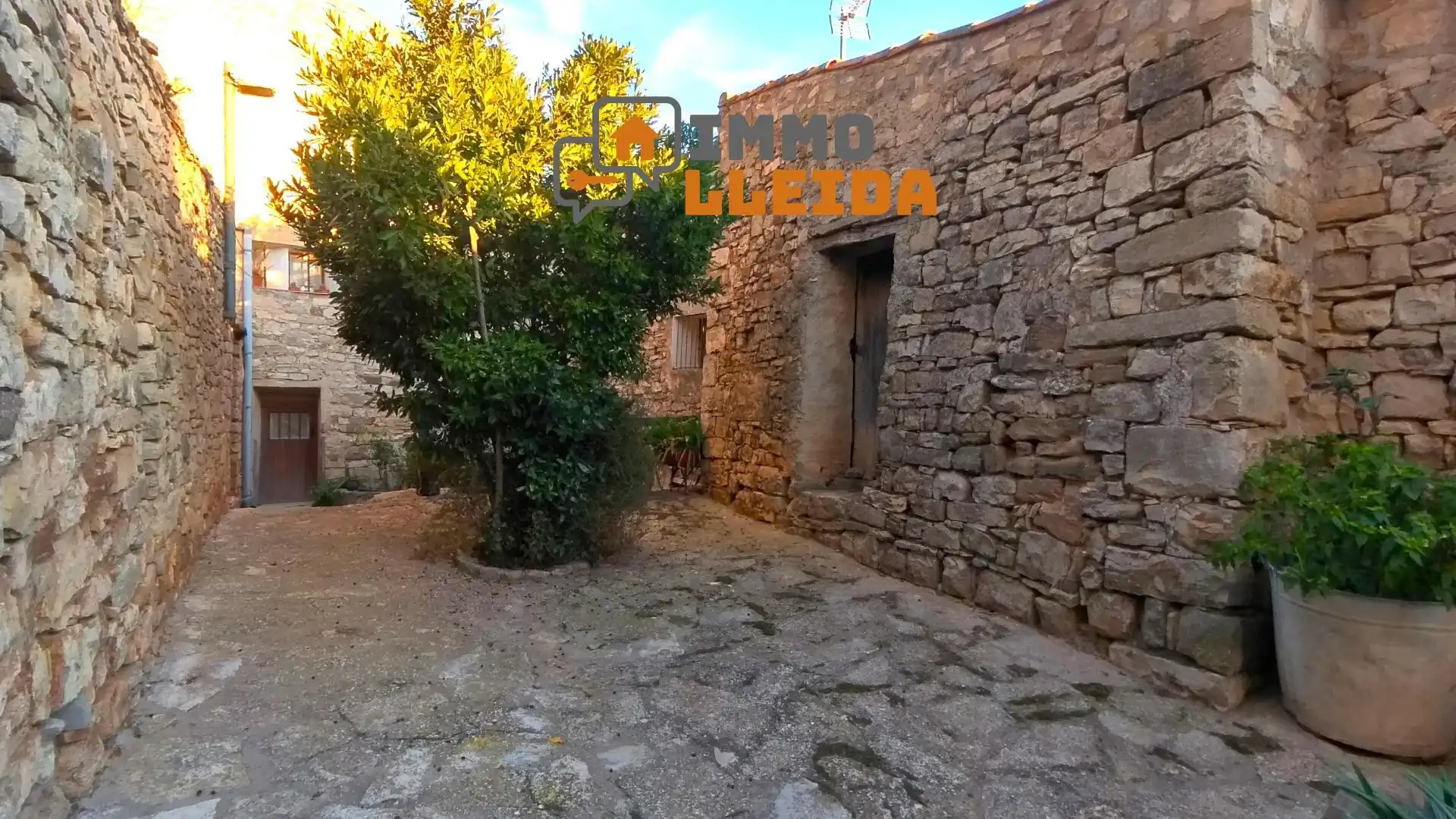 Vista exterior de Casa adosada en venda en Montoliu de Segarra amb Moblat