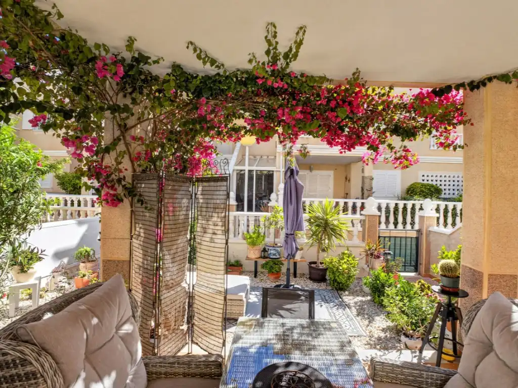 Terrassa de Casa o xalet en venda en Orihuela amb Aire condicionat, Jardí privat i Piscina comunitària